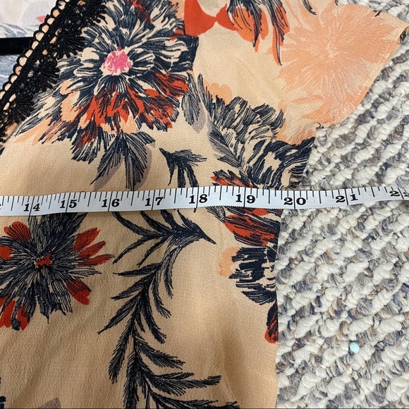 Pink Floral Blouse with Black Lace Details - Picture 6 of 9